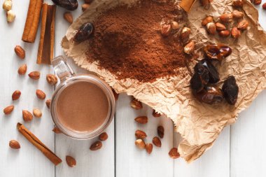 Beyaz arka plan üzerinde doğal detoks çikolata smoothie maddeler