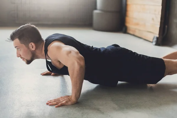 Jonge man fitnesstraining, push-ups of plank — Stockfoto