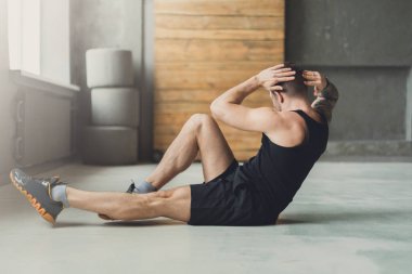 Çapraz egzersizi için abs fitness egzersiz genç adam