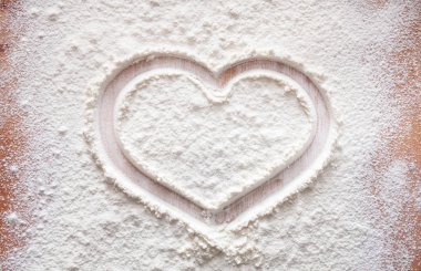 Kavram ahşap arka plan üzerinde pişirme, kalp, kopya alanı un serpilir