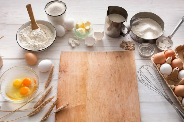 Rustik ahşap arka plan üzerinde fırın malzemeleri