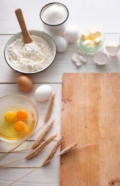 Rustik ahşap arka plan üzerinde fırın malzemeleri