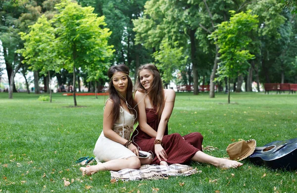 Twee gelukkige boho chique stijlvol vriendinnen picknick in het park — Stockfoto