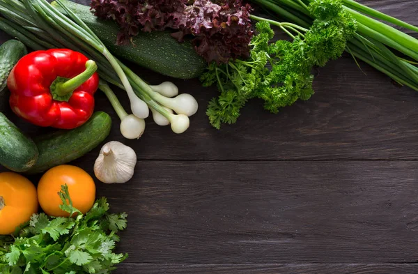 Frontera de verduras frescas sobre fondo de madera con espacio para copiar —  Fotos de Stock