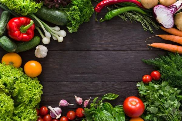 Rám z čerstvé zeleniny na dřevěné pozadí s kopií prostor — Stock fotografie