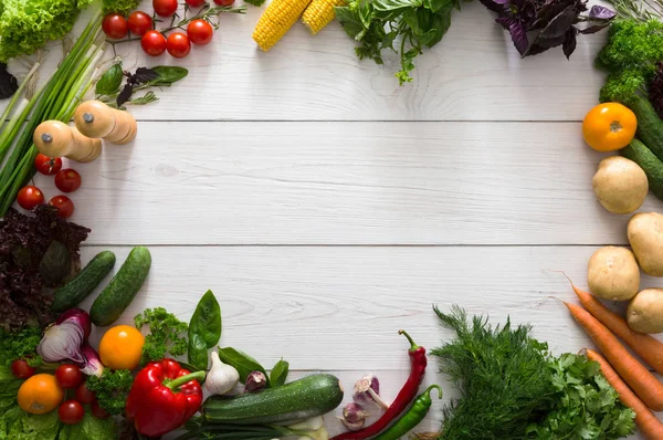 Cornice di verdure fresche su fondo legno bianco con spazio copia — Foto Stock