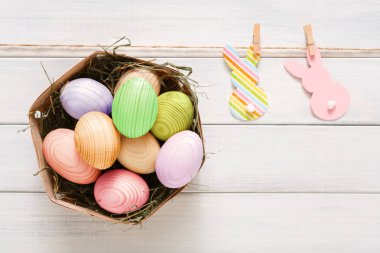 Beyaz tahta arka plan üzerinde renkli Paskalya yumurtaları