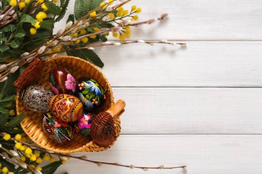 Beyaz tahta arka plan üzerinde renkli Paskalya yumurtaları