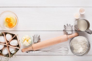 Malzemeler beyaz rustik ahşap zemin üzerinde pişirme, kopyalama alanı