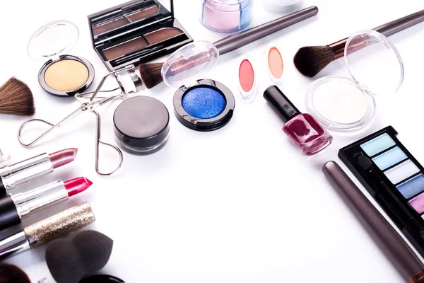 Make-up cosmetica tools en essentials, plat lag op witte achtergrond — Stockfoto
