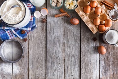 Rustik ahşap arka plan üzerinde fırın malzemeleri