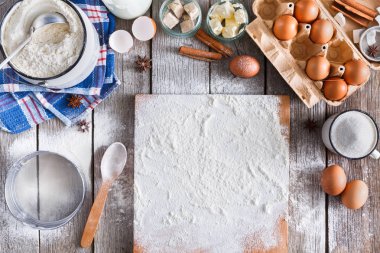 Rustik ahşap arka plan üzerinde fırın malzemeleri