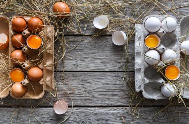 Karton rustik ahşap zemin üzerine taze kahverengi yumurta