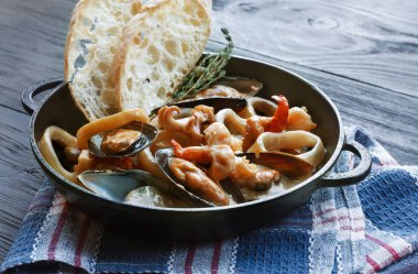 Deniz ürünleri güveç tencerede, İtalyan restoran mutfağı portre