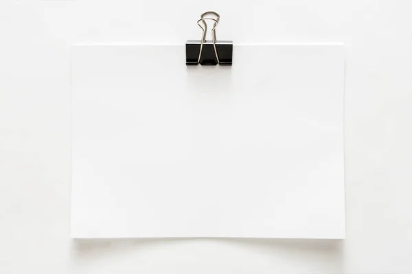 Folha de papel em branco anexada com clipe isolado no fundo branco — Fotografia de Stock