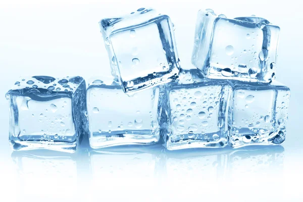Skupina transparentní ledové kostky na bílém pozadí s vodou kapky — Stock fotografie