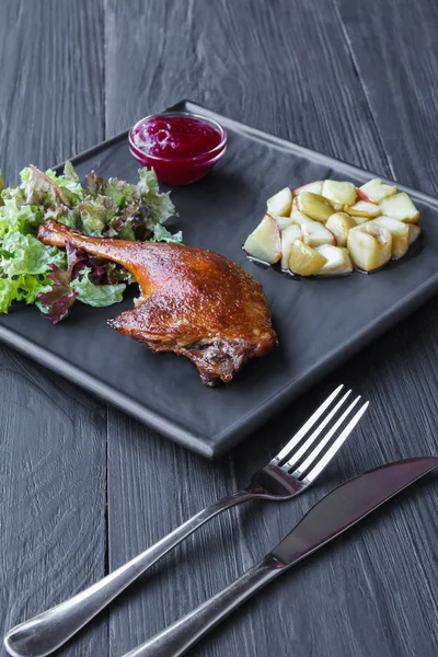 Pečené kachní stehno, Restaurace jídlo closeup — Stock fotografie