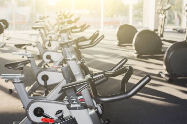 Modern bir spor salonu iç donanımları, fitness egzersiz bisikleti ile