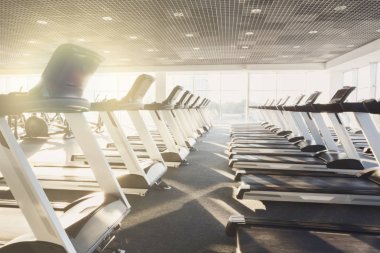 Modern bir spor salonu iç donanımları, fitness kardiyo egzersizi için koşu bandı ile