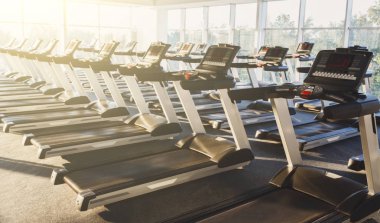 Modern bir spor salonu iç donanımları, fitness kardiyo egzersizi için koşu bandı ile