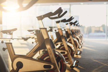 Modern bir spor salonu iç donanımları, fitness egzersiz bisikleti ile