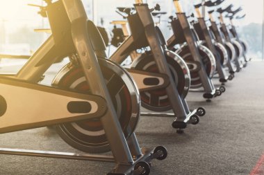 Modern bir spor salonu iç donanımları, fitness egzersiz bisikleti ile