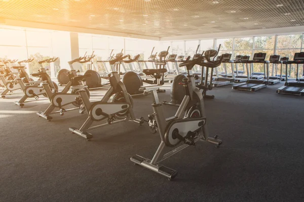 Modernt gym interiör med utrustning, fitness motionscyklar — Stockfoto