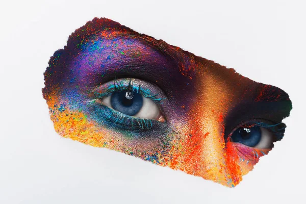 Olhos de modelo com maquiagem de arte colorida, close-up — Fotografia de Stock