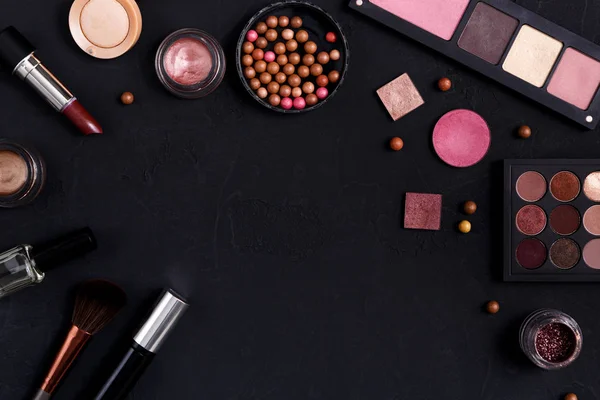 Makeup cosmetics essentials frame black background, copy space — Stock Photo, Image