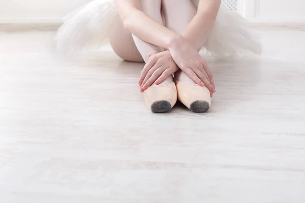 Ballerina mette su scarpe da ballo a punta, gambe aggraziate — Foto Stock