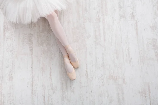 Балерина в пуантах, изящные ноги, балетный фон — стоковое фото