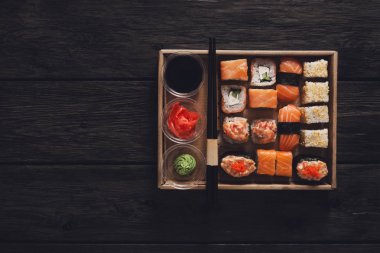 Suşi maki ve rulo siyah rustik ahşap.