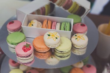 Renkli macaron çerezleri üzerinde bar Satılık