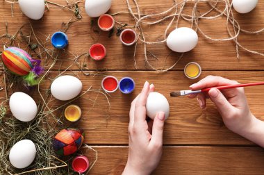 Resim renkli Paskalya yumurtaları, ahşap üzerine Üstten Görünüm