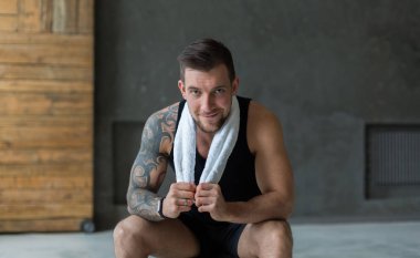 Yakışıklı genç adam sakin ol spor salonunda eğitimden sonra