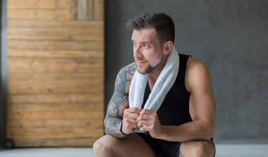 Yakışıklı genç adam sakin ol spor salonunda eğitimden sonra