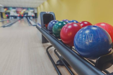 Bowling topları dönüş makine, sokak arka plan