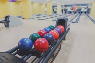 Bowling topları dönüş makine, sokak arka plan