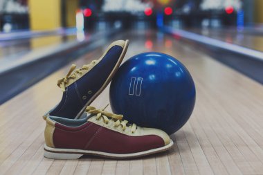 Bowling topu ve lane arka plan üzerinde ayakkabı
