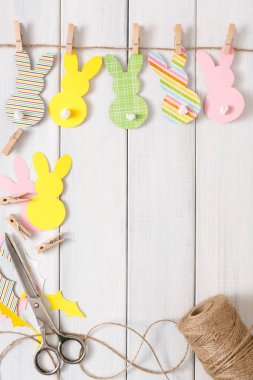 Paskalya tavşanları üzerinde beyaz tahta arka plan ile çelenk, alanı Kopyala