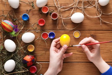 Resim renkli Paskalya yumurtaları, ahşap üzerine Üstten Görünüm