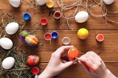 Resim renkli Paskalya yumurtaları, ahşap üzerine Üstten Görünüm