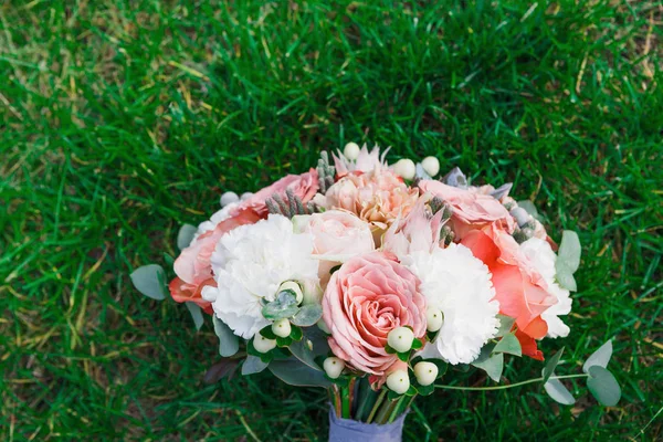 結婚式のコピー スペースと芝生の上の花束 — ストック写真