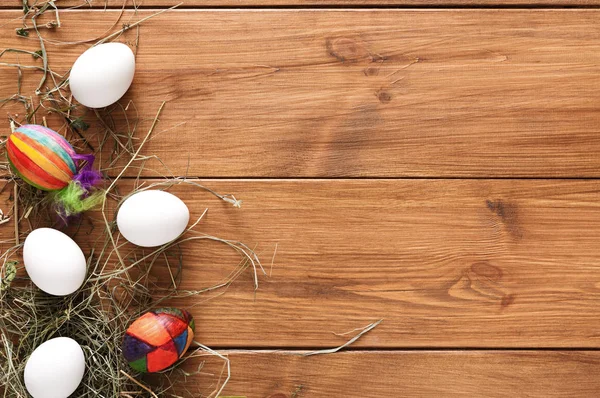 绘画多彩的复活节鸡蛋背景，在木头上的顶视图 — 图库照片