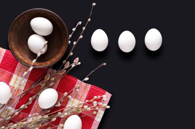 Paskalya mockup. Boyama siyah arka plan üzerine beyaz yumurta