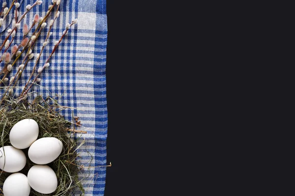 Um maquete de Páscoa. Ovos brancos para colorir em fundo preto — Fotografia de Stock