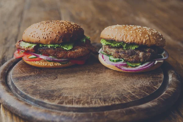 Класичний американський гамбургери, фаст-фуд на фоні деревини — стокове фото