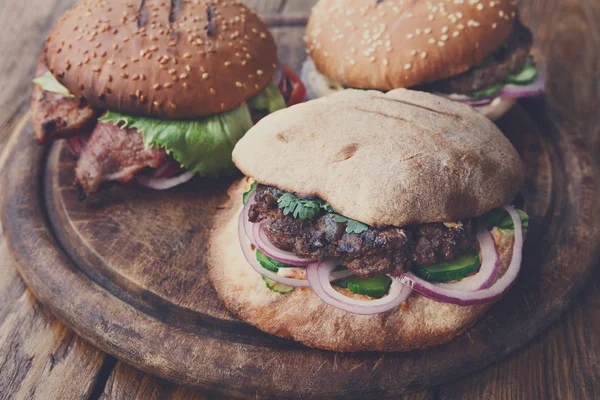 Klassisch amerikanische Burger, Fast Food auf Holz-Hintergrund — Stockfoto