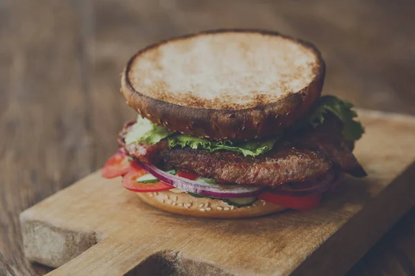 Klassischer amerikanischer Burger, Fast Food auf Holz-Hintergrund — Stockfoto