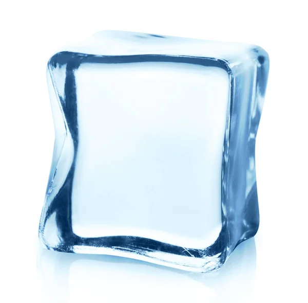 Cubo de gelo transparente com reflexão isolada sobre branco . — Fotografia de Stock